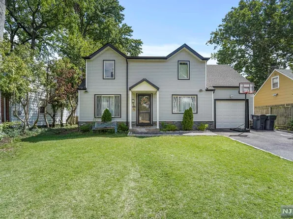 49 Clinton Park Dr, Bergenfield, NJ 07621
