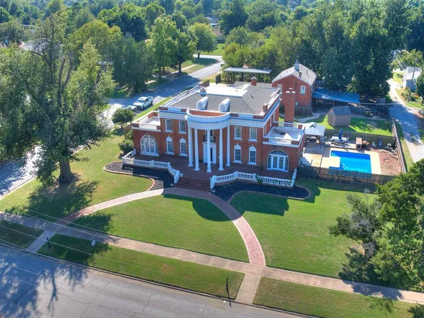 828 S 12th St, Chickasha, OK 73018