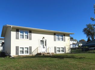 904 Lisa Dr, Maquoketa, IA 52060