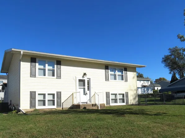 904 Lisa Dr, Maquoketa, IA 52060