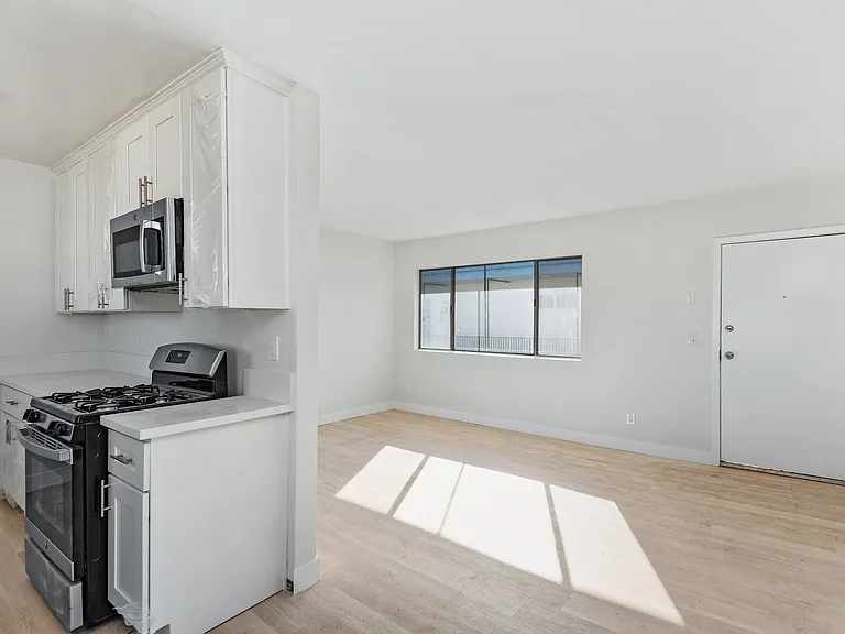 1408 S Saint Andrews Pl — Photo 9