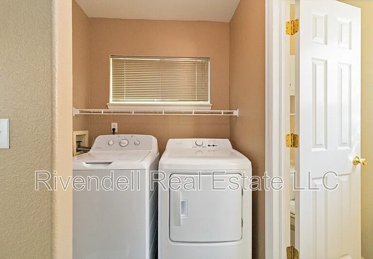 1529 Spring Water Way — Photo 4