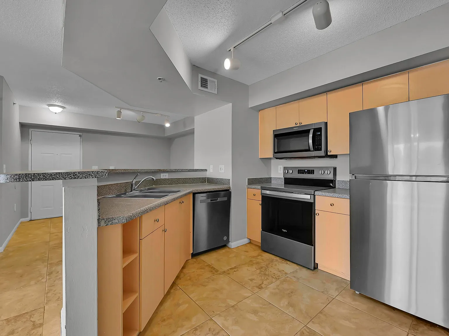 3 bed, 2.0 bath, 1255 sqft, $2,395 — Photo 2