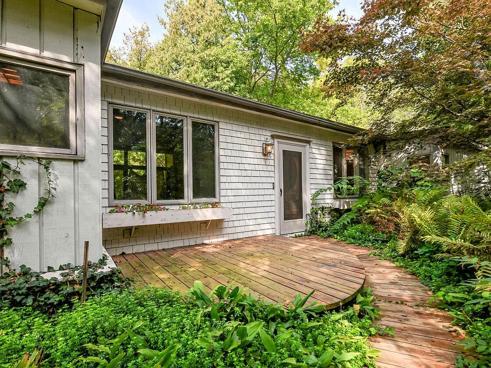 1st image of 227 Vernon AVENUE