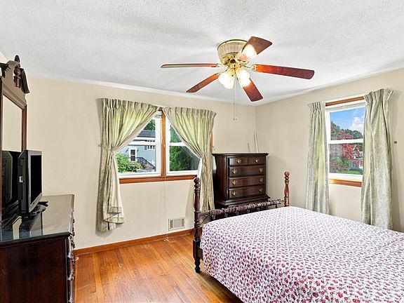 2nd image of 86 Pender Ave