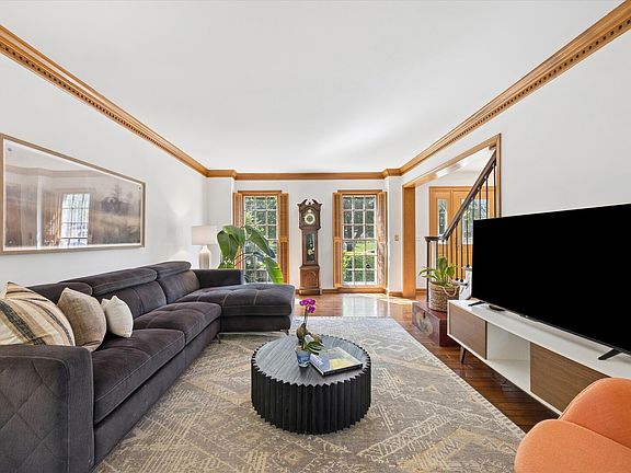 5th image of 381 Prairie Knoll Dr