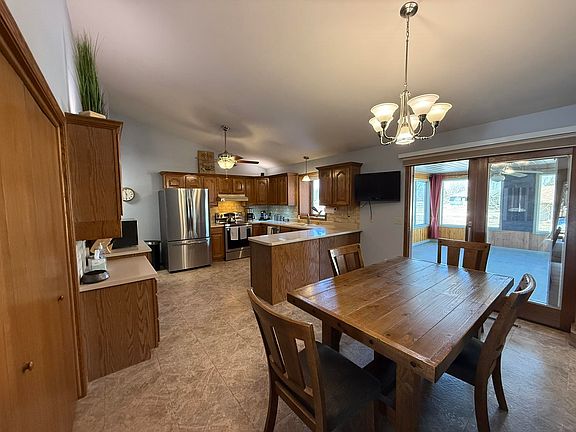 5th image of 25 Elm Dr