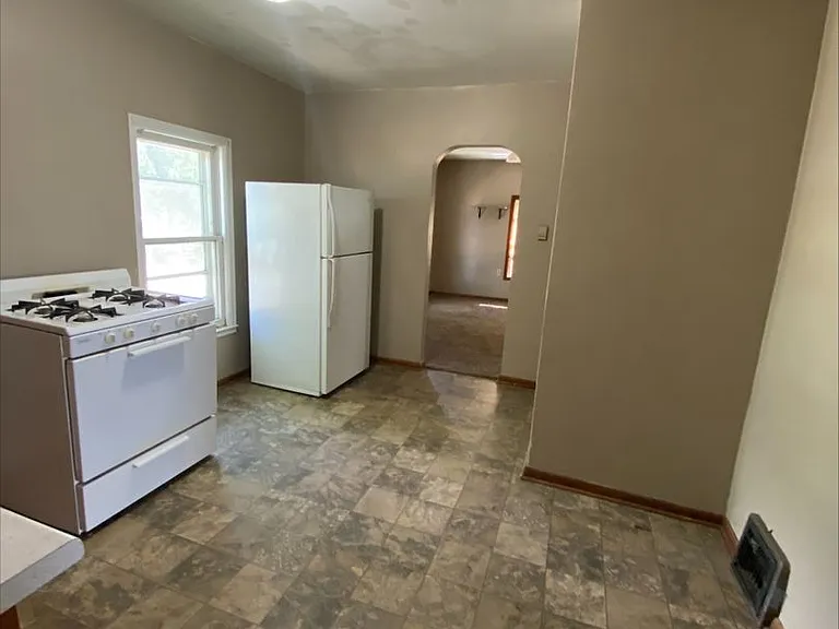 217 2nd St NE — Photo 3
