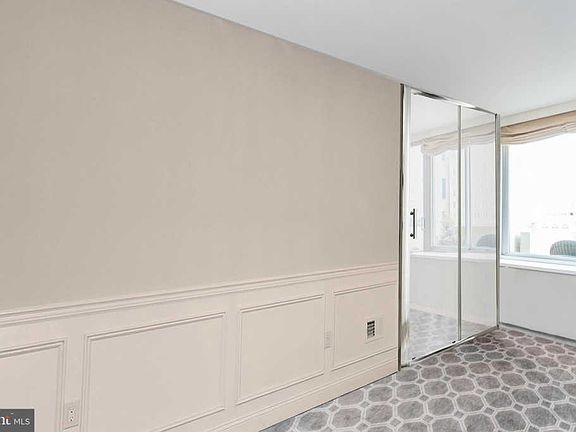 5th image of 604-36 S Washington Sq #1808