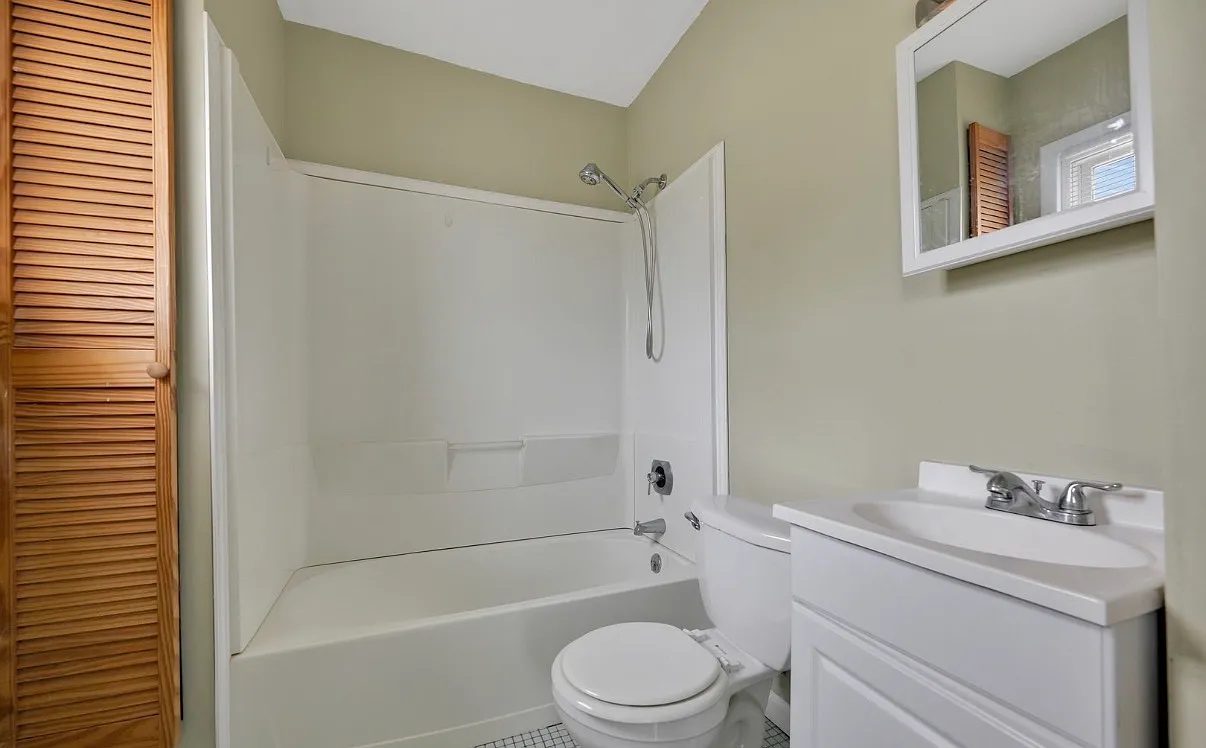 3 bed, 956 sqft, $2,100 — Photo 1