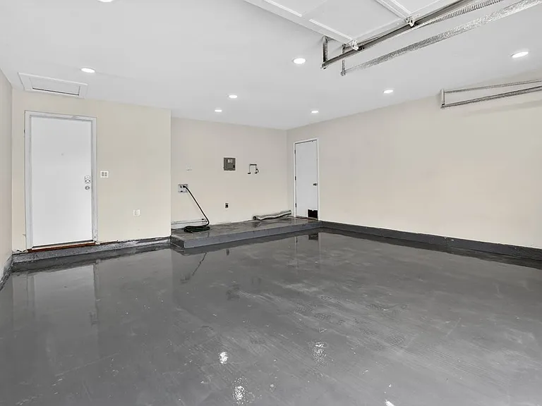 4427 Leddy Dr — Photo 40