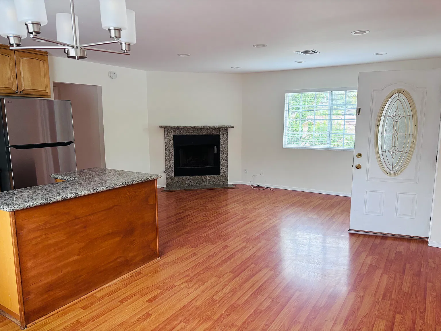 3 bed, 1250 sqft, $3,100 — Photo 2