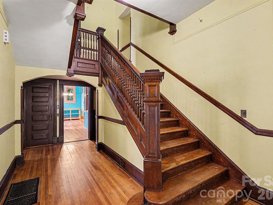 7th image of 810 E Franklin St