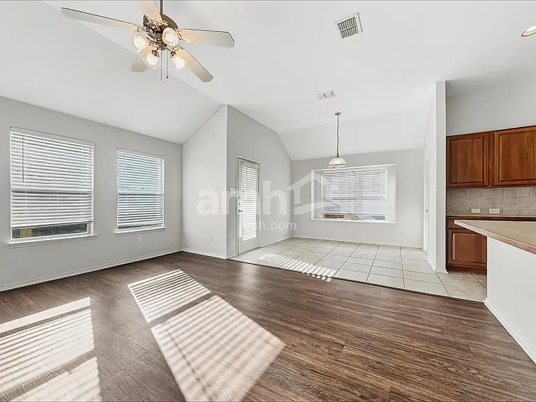 525 Drift St — Photo 8