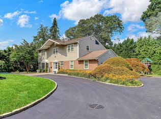 22 Wren Dr, Roslyn, NY 11576