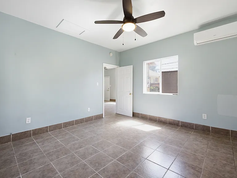1220 W 45th St #1/2 — Photo 12
