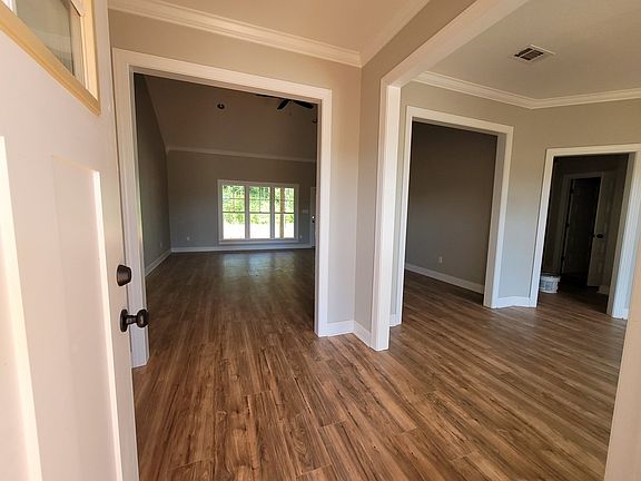 3rd image of 180-27 Hollister Dr