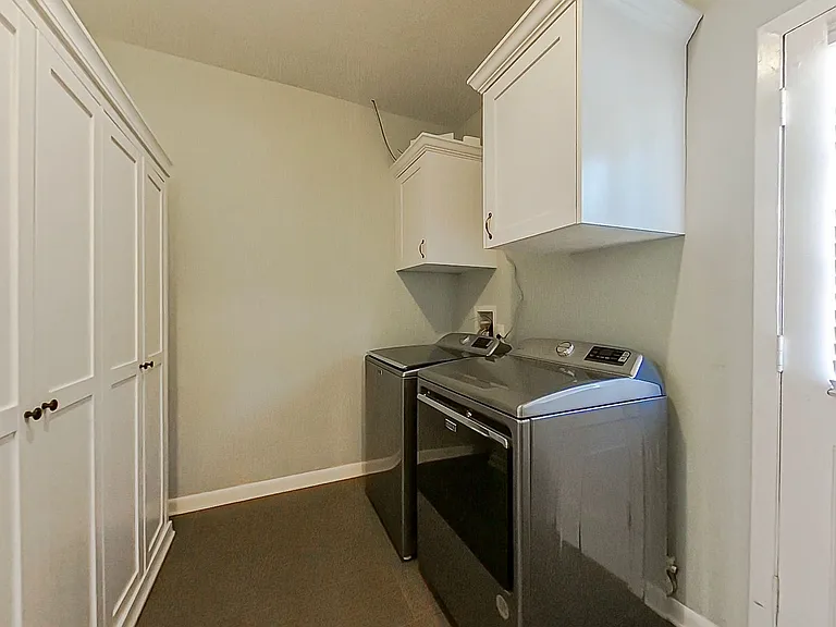 1117 Eisenhower Dr — Photo 21