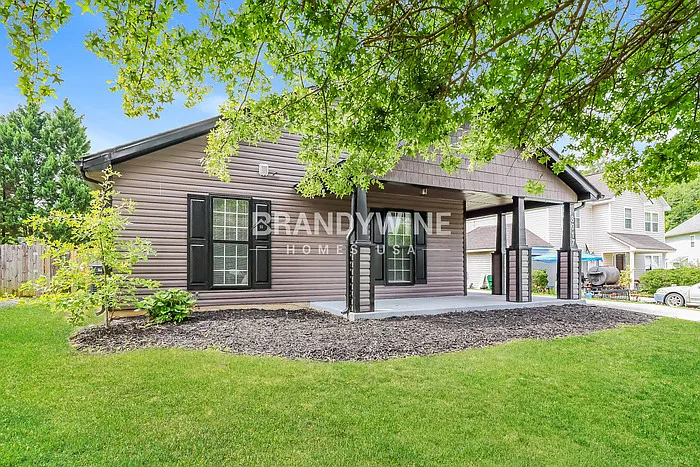 3 bed, 2.0 bath, 1310 sqft, $2,181 — Photo 3