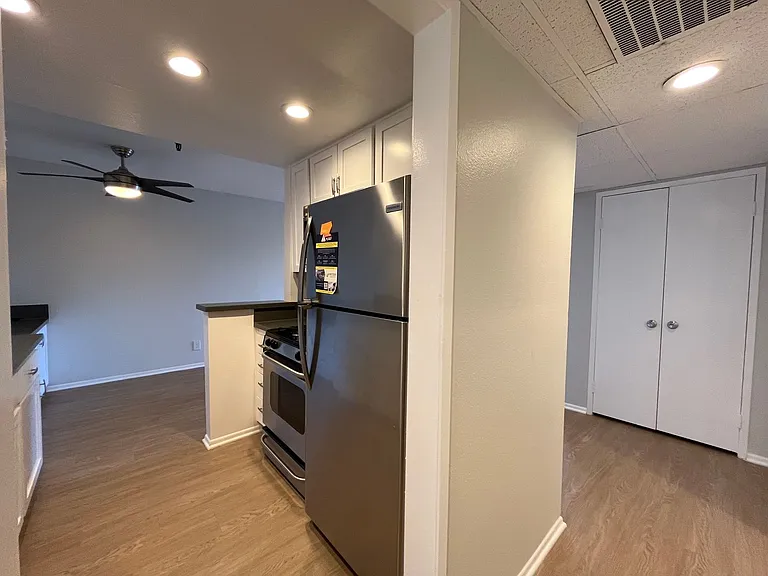 110 S Sweetzer Ave — Photo 99
