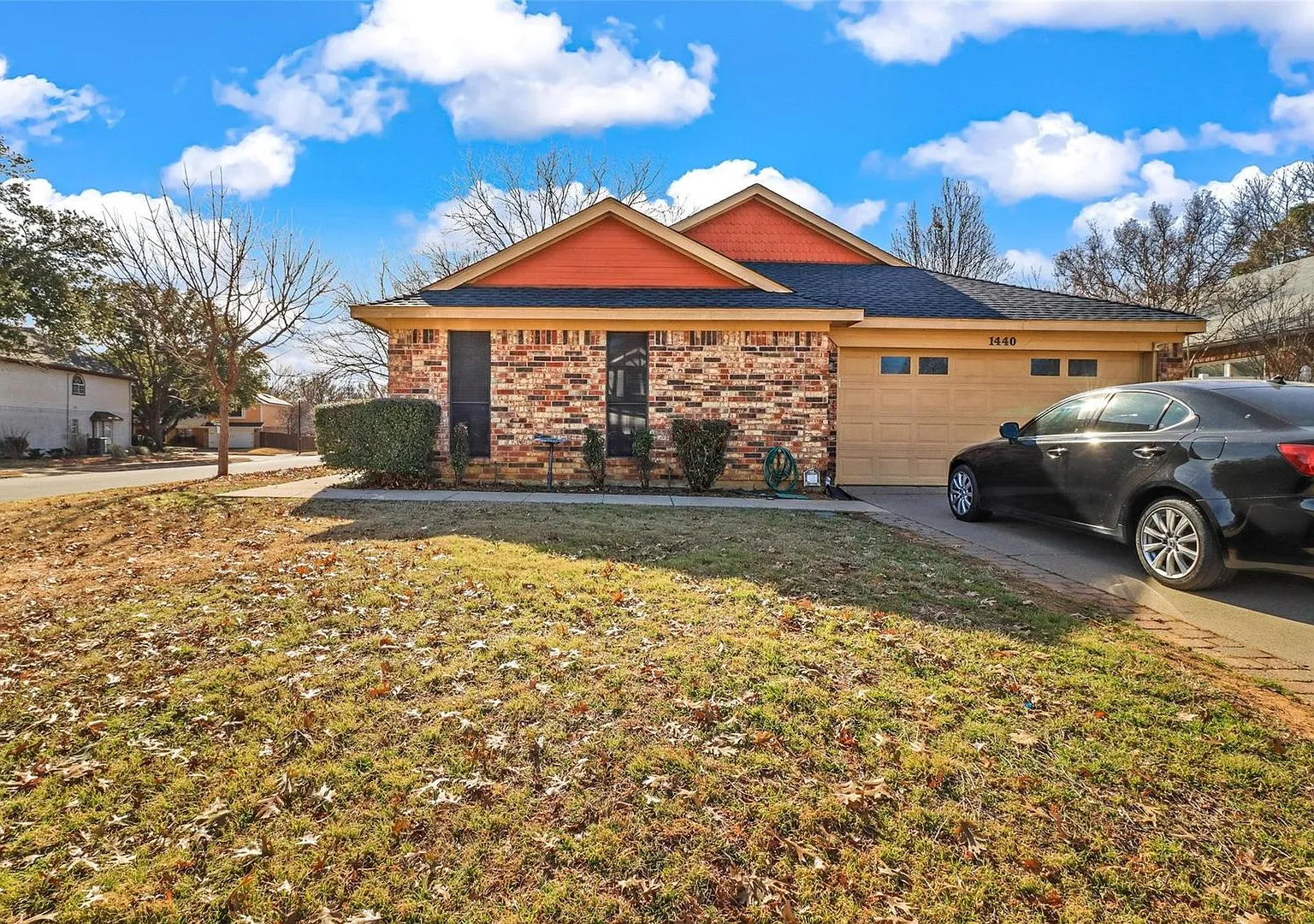 Grapevine Corner Lot Home — Photo 4