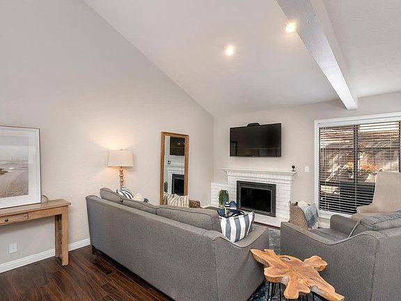 Living room with Vaulted ceiling