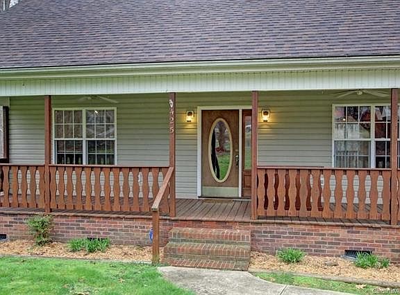 3rd image of 425 Brook Cir