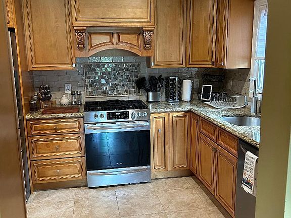 2nd image of 95 Ravenhurst Ave