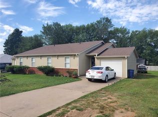 1114 Mockingbird Ln, Siloam Springs, AR 72761