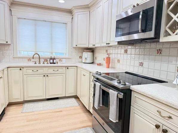 17 Brookledge Rd #1, Melrose, MA 02176