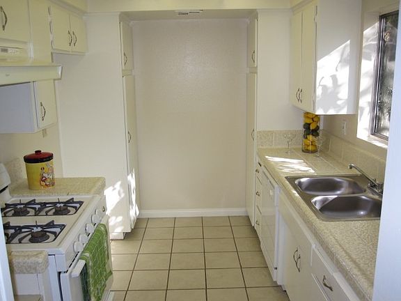 2nd image of 350 S Oakland Ave Unit 101