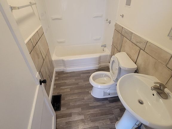 3rd image of 3010 Hovey St