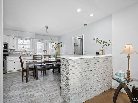 5th image of 1975 Ridgeway Dr