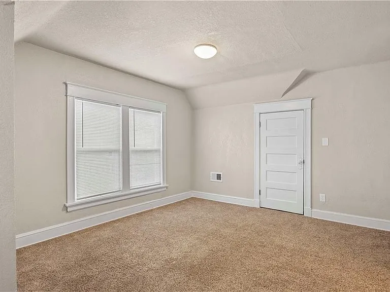 2319 Norton Ave — Photo 9