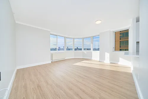 140 Riverside Blvd Photo 1