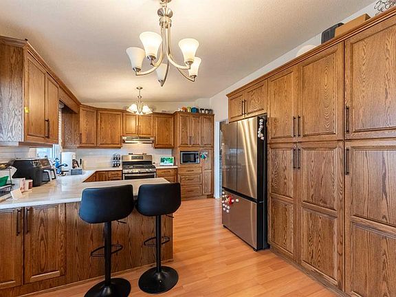 2nd image of 2 E Honeysuckle Rd N