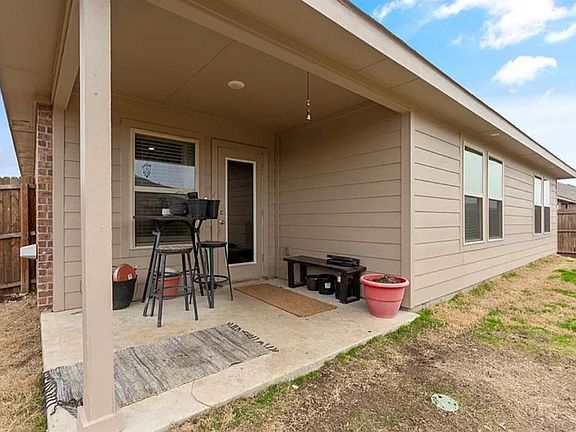 4th image of 1304 Lowhill Dr