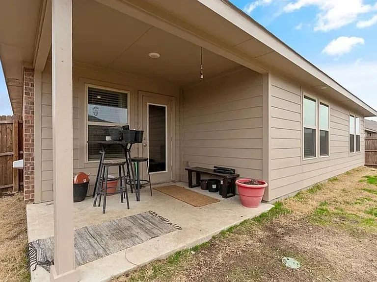 1304 Lowhill Dr — Photo 4