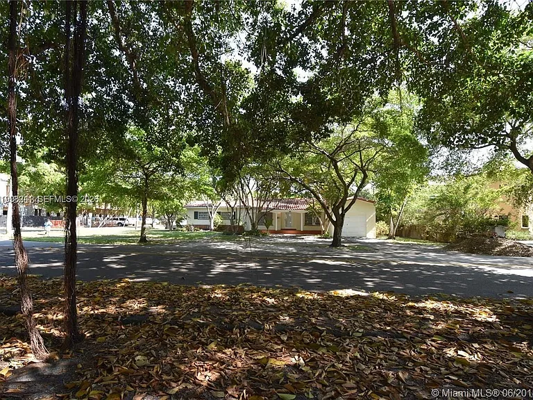 800 Andalusia Ave — Photo 2