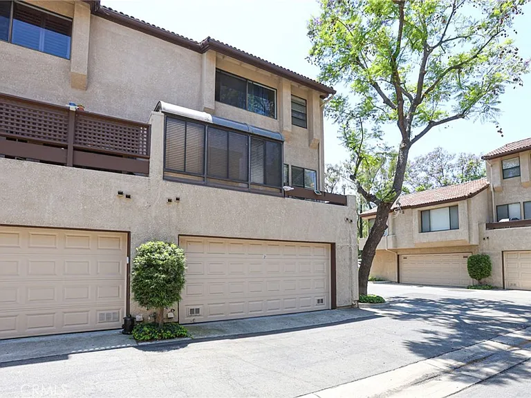 21 Wildflower Pl — Photo 2