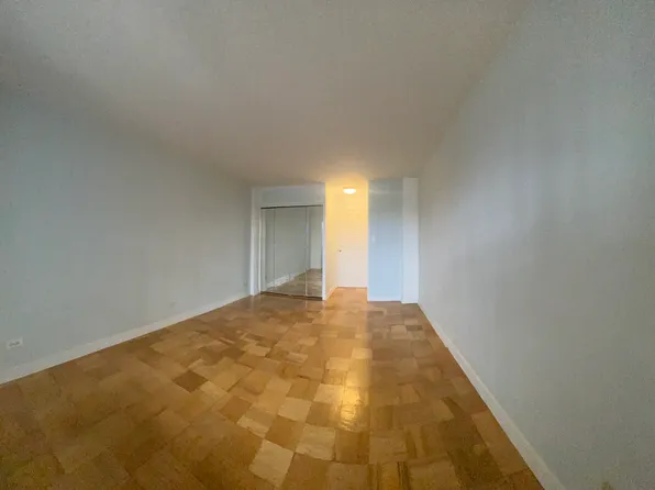 61-20 Grand Central Parkway image 7 of 14