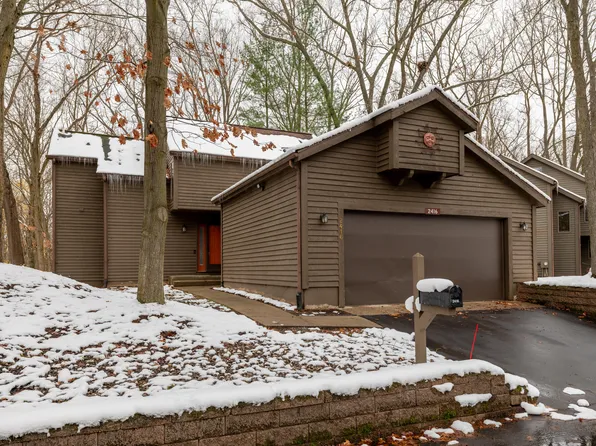 2416 Highpointe Dr, Kalamazoo, MI 49008