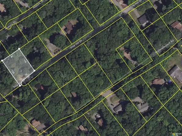 124 Pine Hill Dr, Lakeville, PA 18438