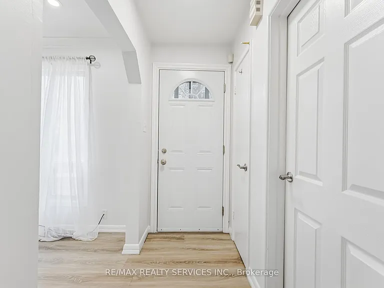 6 Bonnyview Dr #UPPER — Photo 5