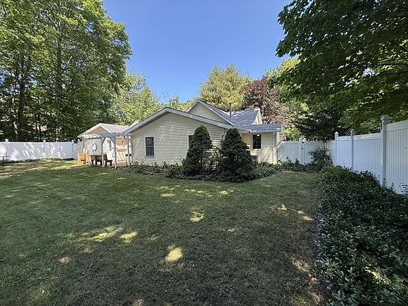 3rd image of 105 W Johannah St