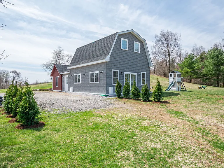 104 Donahue Rd — Photo 3