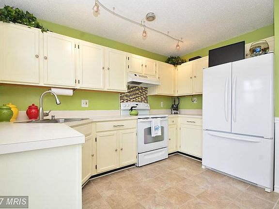 3rd image of 1333 Foxglove Sq