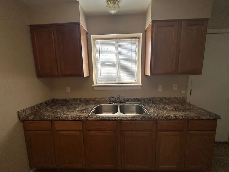 Main 819 S — Photo 32