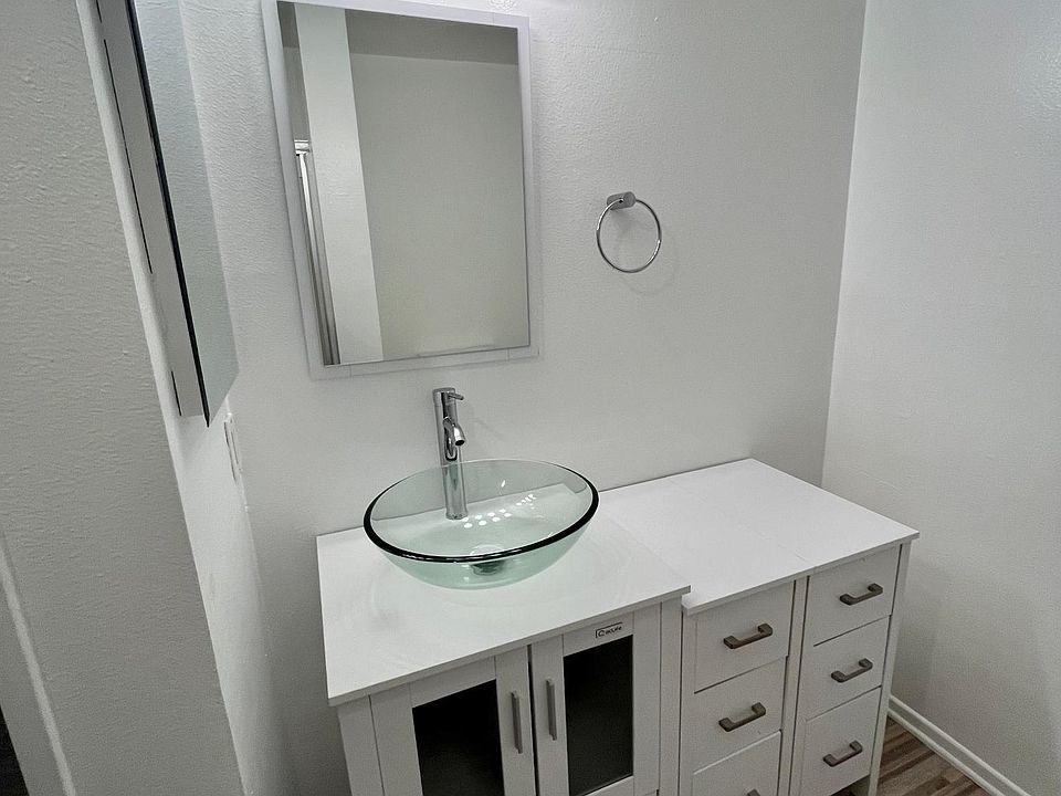 1st image of 555 Oak St APT 103