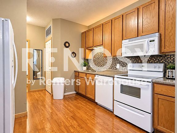 4th image of 102 Bridgewater Trl